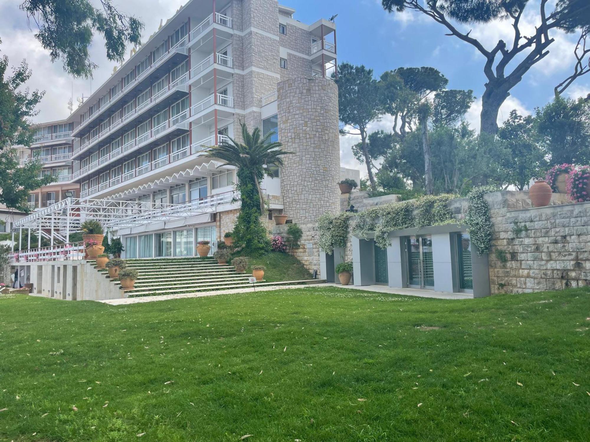 Hotel Al Bustan Beit Mery Екстер'єр фото